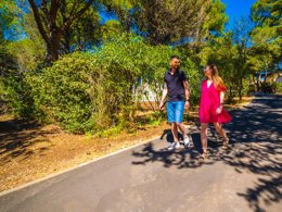 Camping Pas Cher vous présente avec son site Officiel campingpascher.fr, le Camping Le Mas Du Padre classé 4 étoiles, situé sur la commune de Balaruc Les Bains dans le département Hérault (Languedoc Roussillon) en France. Le camping Le Mas Du Padre vous propose un hébergement de type mobil-home de 22 m² pour 1 personne (télévision). L'établissement vous propose 9 autres types d'hébergements. Découvrez tous nos séjours à petits prix dans la commune et aux alentours de Balaruc Les Bains du département : Hérault (Languedoc Roussillon). Les Avis clients pour le Camping Le Mas Du Padre sont excellents avec une note moyenne de 8 sur 10. Piscine chauffée, Piscine extérieure, Animations familiales, Club enfants, Aire de jeux enfants, Canoë-kayak, Centre équestre, Cyclisme, Ping-pong, Plongée, Pétanque, Voile, Bar, Restaurant, Snack/Bar,... En savoir plus : cliquez-ICI.