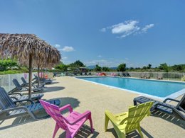 Camping Pas Cher vous présente avec son site Officiel campingpascher.fr, le Camping Beaume Giraud classé 3 étoiles, situé sur la commune de Balazuc dans le département Ardèche (Rhône Alpes) en France. Le camping Beaume Giraud vous propose un hébergement de type mobil-home. L'établissement vous propose un autre type d'hébergement. Découvrez tous nos séjours à petits prix dans la commune et aux alentours de Balazuc du département : Ardèche (Rhône Alpes). Les Avis clients pour le Camping Beaume Giraud sont excellents avec une note moyenne de 8 sur 10. Rivière, Piscine extérieure, Animation enfants, Animations familiales, Aire de jeux enfants, Baby-foot, Canoë-kayak, Centre équestre, Flipper, Ping-pong, Pétanque, Structure gonflable enfants, Terrain de volley-ball, Terrain multisports, Bar, Dépôt de pain, Pizzeria, Plats à emporter, Restaurant, Snack/Bar, Épicerie,... En savoir plus : cliquez-ICI.