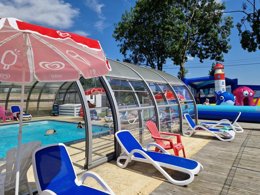 Camping Pas Cher vous présente avec son site Officiel campingpascher.fr, le Camping Le Clos De Balleroy classé 3 étoiles, situé sur la commune de Balleroy dans le département Calvados (Basse Normandie) en France. Le camping Le Clos De Balleroy, vous présente un hébergement de type mobil-home de 25 m² pour 4 personnes et télévision. Le camping Le Clos De Balleroy vous propose du mercredi 01 avril au mercredi 08 avril 2026 pour 7 nuits à 544€. Cette location propose 101 dates différentes pour réserver votre séjour. Découvrez également les 19 autres gammes d'hébergements du camping. Les Avis clients pour le Camping Le Clos De Balleroy sont excellents avec une note moyenne de 8 sur 10. Piscine chauffée, Piscine couverte, Animation ados, Animation enfants, Animations familiales, Club enfants, Aire de jeux enfants, Centre équestre, Court de tennis, Ping-pong, Piscine, Pétanque, Randonnée, Structure gonflable enfants, Terrain de football, Terrain de volley-ball, Terrain multisports, Trampoline, Bar, Bureau de tabac, Dépôt de pain, Snack/Bar, Supermarché, Épicerie,... En savoir plus : cliquez-ICI.