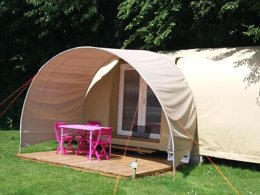 Camping Pas Cher vous présente avec son site Officiel campingpascher.fr, le Camping Le Clos De Balleroy classé 3 étoiles, situé sur la commune de Balleroy dans le département Calvados (Basse Normandie) en France. Le camping Le Clos De Balleroy, vous présente un hébergement de type bungalow toilé de 16 m² pour 4 personnes. Le camping Le Clos De Balleroy vous propose du sam. 29 août au sam. 05 septembre 2026 pour 7 nuits à 342€. Cette location propose 87 dates différentes pour réserver votre séjour. Découvrez également les 19 autres gammes d'hébergements du camping. Les Avis clients pour le Camping Le Clos De Balleroy sont excellents avec une note moyenne de 8 sur 10. Piscine chauffée, Piscine couverte, Animation ados, Animation enfants, Animations familiales, Club enfants, Aire de jeux enfants, Centre équestre, Court de tennis, Ping-pong, Piscine, Pétanque, Randonnée, Structure gonflable enfants, Terrain de football, Terrain de volley-ball, Terrain multisports, Trampoline, Bar, Bureau de tabac, Dépôt de pain, Snack/Bar, Supermarché, Épicerie,... En savoir plus : cliquez-ICI.