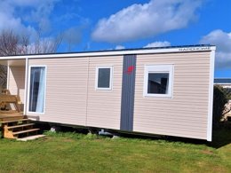 Camping Pas Cher vous présente avec son site Officiel campingpascher.fr, le Camping Le Clos De Balleroy classé 3 étoiles, situé sur la commune de Balleroy dans le département Calvados (Basse Normandie) en France. Le camping Le Clos De Balleroy, vous présente un hébergement de type mobil-home de 28 m² et télévision. Le camping Le Clos De Balleroy vous propose du mercredi 01 avril au mercredi 08 avril 2026 pour 7 nuits à 656€. Cette location propose 101 dates différentes pour réserver votre séjour. Découvrez également les 19 autres gammes d'hébergements du camping. Les Avis clients pour le Camping Le Clos De Balleroy sont excellents avec une note moyenne de 8 sur 10. Piscine chauffée, Piscine couverte, Animation ados, Animation enfants, Animations familiales, Club enfants, Aire de jeux enfants, Centre équestre, Court de tennis, Ping-pong, Piscine, Pétanque, Randonnée, Structure gonflable enfants, Terrain de football, Terrain de volley-ball, Terrain multisports, Trampoline, Bar, Bureau de tabac, Dépôt de pain, Snack/Bar, Supermarché, Épicerie,... En savoir plus : cliquez-ICI.