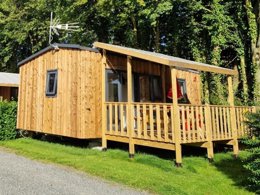 Camping Pas Cher vous présente avec son site Officiel campingpascher.fr, le Camping Le Clos De Balleroy classé 3 étoiles, situé sur la commune de Balleroy dans le département Calvados (Basse Normandie) en France. Le camping Le Clos De Balleroy, vous présente un hébergement de type mobil-home de 25 m² pour 4 personnes et télévision. Le camping Le Clos De Balleroy vous propose du mercredi 01 avril au mercredi 08 avril 2026 pour 7 nuits à 544€. Cette location propose 101 dates différentes pour réserver votre séjour. Découvrez également les 19 autres gammes d'hébergements du camping. Les Avis clients pour le Camping Le Clos De Balleroy sont excellents avec une note moyenne de 8 sur 10. Piscine chauffée, Piscine couverte, Animation ados, Animation enfants, Animations familiales, Club enfants, Aire de jeux enfants, Centre équestre, Court de tennis, Ping-pong, Piscine, Pétanque, Randonnée, Structure gonflable enfants, Terrain de football, Terrain de volley-ball, Terrain multisports, Trampoline, Bar, Bureau de tabac, Dépôt de pain, Snack/Bar, Supermarché, Épicerie,... En savoir plus : cliquez-ICI.