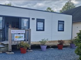 Camping Pas Cher vous présente avec son site Officiel campingpascher.fr, le Camping Le Clos De Balleroy classé 3 étoiles, situé sur la commune de Balleroy dans le département Calvados (Basse Normandie) en France. Le camping Le Clos De Balleroy, vous présente un hébergement de type mobil-home de 29 m² et télévision. Le camping Le Clos De Balleroy vous propose du sam. 29 août au sam. 05 septembre 2026 pour 7 nuits à 574€. Cette location propose 101 dates différentes pour réserver votre séjour. Découvrez également les 19 autres gammes d'hébergements du camping. Les Avis clients pour le Camping Le Clos De Balleroy sont excellents avec une note moyenne de 8 sur 10. Piscine chauffée, Piscine couverte, Animation ados, Animation enfants, Animations familiales, Club enfants, Aire de jeux enfants, Centre équestre, Court de tennis, Ping-pong, Piscine, Pétanque, Randonnée, Structure gonflable enfants, Terrain de football, Terrain de volley-ball, Terrain multisports, Trampoline, Bar, Bureau de tabac, Dépôt de pain, Snack/Bar, Supermarché, Épicerie,... En savoir plus : cliquez-ICI.