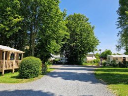 Camping Pas Cher vous présente avec son site Officiel campingpascher.fr, le Camping Le Clos De Balleroy classé 3 étoiles, situé sur la commune de Balleroy dans le département Calvados (Basse Normandie) en France. Le camping Le Clos De Balleroy, vous présente un hébergement de type bungalow toilé de 16 m² pour 4 personnes. Le camping Le Clos De Balleroy vous propose du sam. 29 août au sam. 05 septembre 2026 pour 7 nuits à 342€. Cette location propose 87 dates différentes pour réserver votre séjour. Découvrez également les 19 autres gammes d'hébergements du camping. Les Avis clients pour le Camping Le Clos De Balleroy sont excellents avec une note moyenne de 8 sur 10. Piscine chauffée, Piscine couverte, Animation ados, Animation enfants, Animations familiales, Club enfants, Aire de jeux enfants, Centre équestre, Court de tennis, Ping-pong, Piscine, Pétanque, Randonnée, Structure gonflable enfants, Terrain de football, Terrain de volley-ball, Terrain multisports, Trampoline, Bar, Bureau de tabac, Dépôt de pain, Snack/Bar, Supermarché, Épicerie,... En savoir plus : cliquez-ICI.