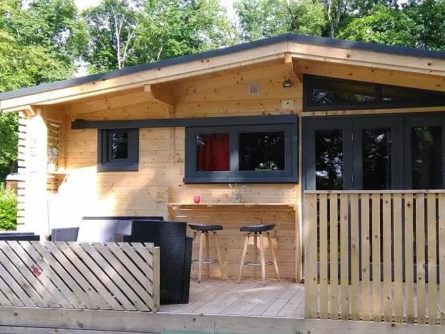 Camping Pas Cher vous présente avec son site Officiel campingpascher.fr, le Camping Village De La Champagne - Slowmoov, situé sur la commune de Bar Sur Aube dans le département Aube (Champagne Ardenne) en France. Le camping Village De La Champagne - Slowmoov, vous présente un hébergement de type hébergement insolite de 34 m² pour 2 personnes et télévision. Le camping Village De La Champagne - Slowmoov vous propose du dimanche 07 juin au dimanche 14 juin 2026, en promotion à -14% pour 7 nuits à 1157,70 € au lieu de 1362,0 € soit une Économie de 204,30 €. Cette location propose 3 dates différentes pour réserver votre séjour. Découvrez également les 22 autres gammes d'hébergements du camping. Les Avis clients pour le Camping Village De La Champagne - Slowmoov sont excellents avec une note moyenne de 9 sur 10. Piscine chauffée, Piscine couverte, Aire de jeux enfants, Baby-foot, Canoë-kayak, Court de tennis, Cyclisme, Golf, Jet-ski, Parcours sportif, Ping-pong, Piscine, Planche à voile, Pétanque, Randonnée, Salle de jeux vidéo, Ski nautique, Terrain de badminton, Trampoline, Bar, Dépôt de pain, Plats à emporter, Snack/Bar, Épicerie,... En savoir plus : cliquez-ICI.