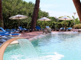 Camping Pas Cher vous présente avec son site Officiel campingpascher.fr, le Camping Globo Barcelona classé 4 étoiles, situé sur la commune de Canet De Mar dans le département Barcelone (Catalogne) en Espagne. Le camping Globo Barcelona vous propose un hébergement de type bungalow de 60 m² pour 1 personne avec climatisation (télévision). L'établissement vous propose 4 autres types d'hébergements. Découvrez tous nos séjours à petits prix dans la commune et aux alentours de Canet De Mar du département : Barcelone (Catalogne). Les Avis clients pour le Camping Globo Barcelona sont excellents avec une note moyenne de 9 sur 10. Mer, Piscine chauffée, Piscine extérieure, Club enfants, Aire de jeux enfants, Canoë-kayak, Centre équestre, Court de tennis, Golf, Jet-ski, Ping-pong, Pétanque, Terrain de football, Épicerie,... En savoir plus : cliquez-ICI.
