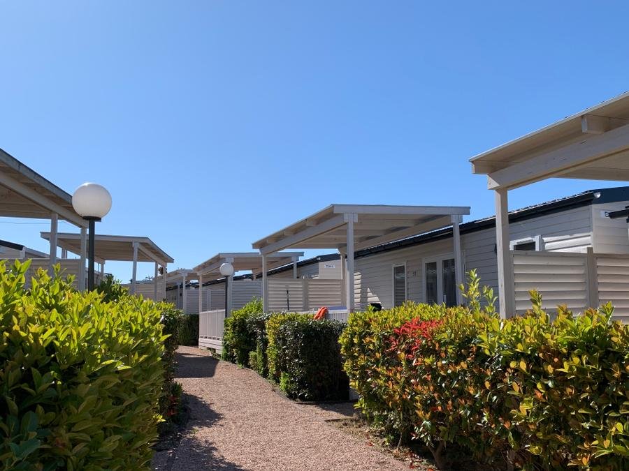 Camping Pas Cher vous présente avec son site Officiel campingpascher.fr, le Camping Serenella classé 3 étoiles, situé sur la commune de Ciscino Di Bardolino dans le département Vérone (Vénétie) en Italie. Le camping Serenella, vous présente un hébergement de type mobil-home de 24 m² pour 1 personne avec climatisation. Le camping Serenella vous proposeun séjour PAS CHER avec une REMISEdu sam. 10 octobre au sam. 17 octobre 2026, en promotion à -42% pour 7 nuits à 276 € au lieu de 483,0 € soit une Économie de 207 €. Cette location propose 4 dates différentes pour réserver votre séjour. Découvrez également les 8 autres gammes d'hébergements du camping. Lac, Piscine chauffée, Piscine extérieure, Animations familiales, Club enfants, Canoë-kayak, Jet-ski, Paddle, Ping-pong, Pétanque, Randonnée, Bar, Dépôt de pain, Restaurant, Snack/Bar, Épicerie,... En savoir plus : cliquez-ICI.