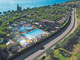 Camping Pas Cher vous présente avec son site Officiel campingpascher.fr, le Camping Serenella classé 3 étoiles, situé sur la commune de Ciscino Di Bardolino dans le département Vérone (Vénétie) en Italie. Le camping Serenella, vous présente un hébergement de type mobil-home de 24 m² pour 1 personne avec climatisation. Le camping Serenella vous proposeun séjour PAS CHER avec une REMISEdu sam. 10 octobre au sam. 17 octobre 2026, en promotion à -42% pour 7 nuits à 276 € au lieu de 483,0 € soit une Économie de 207 €. Cette location propose 4 dates différentes pour réserver votre séjour. Découvrez également les 8 autres gammes d'hébergements du camping. Lac, Piscine chauffée, Piscine extérieure, Animations familiales, Club enfants, Canoë-kayak, Jet-ski, Paddle, Ping-pong, Pétanque, Randonnée, Bar, Dépôt de pain, Restaurant, Snack/Bar, Épicerie,... En savoir plus : cliquez-ICI.