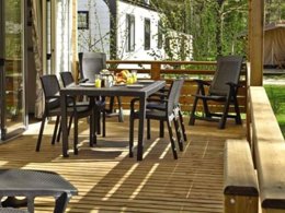 Camping Pas Cher vous présente avec son site Officiel campingpascher.fr, le Camping Serenella classé 3 étoiles, situé sur la commune de Ciscino Di Bardolino dans le département Vérone (Vénétie) en Italie. Le camping Serenella, vous présente un hébergement de type mobil-home de 32 m² avec climatisation. Le camping Serenella vous proposeun séjour PAS CHER avec une REMISEdu sam. 10 octobre au sam. 17 octobre 2026, en promotion à -30% pour 7 nuits à 392 € au lieu de 560,0 € soit une Économie de 168 €. Cette location propose 66 dates différentes pour réserver votre séjour. Découvrez également les 5 autres gammes d'hébergements du camping. Lac, Piscine chauffée, Piscine extérieure, Animations familiales, Club enfants, Canoë-kayak, Jet-ski, Paddle, Ping-pong, Pétanque, Randonnée, Bar, Dépôt de pain, Restaurant, Snack/Bar, Épicerie,... En savoir plus : cliquez-ICI.