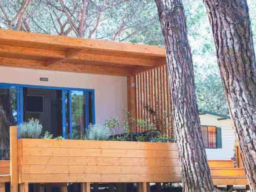 Camping Pas Cher vous présente avec son site Officiel campingpascher.fr, le Camping Ultima Spiaggia classé 4 étoiles, situé sur la commune de Bari Sardo dans le département Ogliastra (Sardaigne) en Italie. Le camping Ultima Spiaggia, vous présente un hébergement de type mobil-home de 22 m² avec climatisation et télévision. Le camping Ultima Spiaggia vous propose du jeudi 01 octobre au jeudi 08 octobre 2026 pour 7 nuits à 879€. Cette location propose 12 dates différentes pour réserver votre séjour. Découvrez également les 13 autres gammes d'hébergements du camping. Les Avis clients pour le Camping Ultima Spiaggia sont de 7 sur 10. Mer, Parc aquatique, Piscine extérieure, Animations familiales, Club ados, Club enfants, Aire de jeux enfants, Canoë-kayak, Canyoning, Court de tennis, Location de bateaux, Ping-pong, Terrain de beach-volley, Terrain de football, Terrain multisports, kiteSurf, Bar, Dépôt de pain, Restaurant, Épicerie,... En savoir plus : cliquez-ICI.