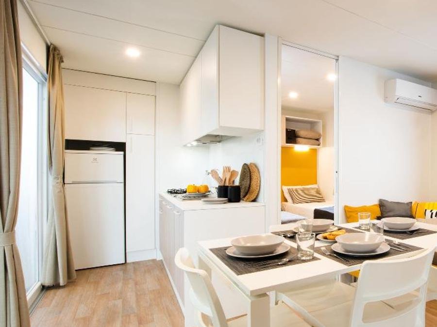 Camping Pas Cher vous présente avec son site Officiel campingpascher.fr, le Camping Ultima Spiaggia classé 4 étoiles, situé sur la commune de Bari Sardo dans le département Ogliastra (Sardaigne) en Italie. Le camping Ultima Spiaggia vous propose un hébergement de type mobil-home de 24 m². L'établissement vous propose 13 autres types d'hébergements. Découvrez tous nos séjours à petits prix dans la commune et aux alentours de Bari Sardo du département : Ogliastra (Sardaigne). Les Avis clients pour le Camping Ultima Spiaggia sont de 7 sur 10. Mer, Parc aquatique, Piscine extérieure, Animations familiales, Club ados, Club enfants, Aire de jeux enfants, Canoë-kayak, Canyoning, Court de tennis, Location de bateaux, Ping-pong, Terrain de beach-volley, Terrain de football, Terrain multisports, kiteSurf, Bar, Dépôt de pain, Restaurant, Épicerie,... En savoir plus : cliquez-ICI.