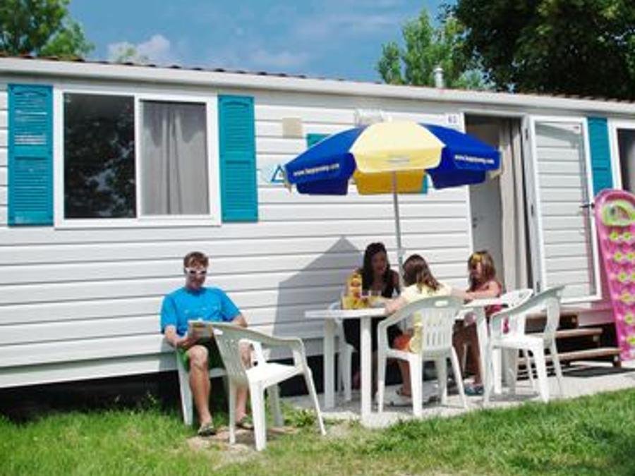 Camping Pas Cher vous présente avec son site Officiel campingpascher.fr, le Camping Ultima Spiaggia classé 4 étoiles, situé sur la commune de Bari Sardo dans le département Ogliastra (Sardaigne) en Italie. Le camping Ultima Spiaggia, vous présente un hébergement de type mobil-home de 24 m² pour 2 personnes avec climatisation. Le camping Ultima Spiaggia vous propose du sam. 12 septembre au sam. 19 septembre 2026 pour 7 nuits à 560€. Cette location propose 4 dates différentes pour réserver votre séjour. Découvrez également les 13 autres gammes d'hébergements du camping. Les Avis clients pour le Camping Ultima Spiaggia sont de 7 sur 10. Mer, Parc aquatique, Piscine extérieure, Animations familiales, Club ados, Club enfants, Aire de jeux enfants, Canoë-kayak, Canyoning, Court de tennis, Location de bateaux, Ping-pong, Terrain de beach-volley, Terrain de football, Terrain multisports, kiteSurf, Bar, Dépôt de pain, Restaurant, Épicerie,... En savoir plus : cliquez-ICI.
