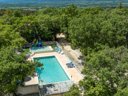 Camping Pas Cher vous présente avec son site Officiel campingpascher.fr, le Camping La Buissière - Ciela Village classé 3 étoiles, situé sur la commune de Barjac dans le département Gard (Languedoc Roussillon) en France. Le camping La Buissière - Ciela Village, vous présente un hébergement de type tente de 20 m² pour 2 personnes. Le camping La Buissière - Ciela Village vous propose du dimanche 13 septembre au dimanche 20 septembre 2026, en promotion à -14% pour 7 nuits à 192 € au lieu de 224,0 € soit une Économie de 32 €. Cette location propose 56 dates différentes pour réserver votre séjour. Découvrez également les 6 autres gammes d'hébergements du camping. Les Avis clients pour le Camping La Buissière - Ciela Village sont excellents avec une note moyenne de 8 sur 10. Rivière, Parc aquatique, Piscine extérieure, Animations familiales, Club enfants, Aire de jeux enfants, Canoë-kayak, Canyoning, Ping-pong, Pétanque, Randonnée, Structure gonflable enfants, Snack/Bar, Épicerie,... En savoir plus : cliquez-ICI.
