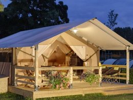 Camping Pas Cher vous présente avec son site Officiel campingpascher.fr, le Camping La Buissière classé 3 étoiles, situé sur la commune de Barjac dans le département Gard (Languedoc Roussillon) en France. Le camping La Buissière, vous présente un hébergement de type tente de 20 m² pour 2 personnes. Le camping La Buissière vous propose du vendredi 03 avril au vendredi 10 avril 2026, en promotion à -14% pour 7 nuits à 190,40 € au lieu de 224,0 € soit une Économie de 33,60 €. Cette location propose 120 dates différentes pour réserver votre séjour. Découvrez également les 6 autres gammes d'hébergements du camping. Les Avis clients pour le Camping La Buissière sont excellents avec une note moyenne de 8 sur 10. Rivière, Parc aquatique, Piscine extérieure, Animations familiales, Club enfants, Aire de jeux enfants, Canoë-kayak, Canyoning, Ping-pong, Pétanque, Randonnée, Structure gonflable enfants, Snack/Bar, Épicerie,... En savoir plus : cliquez-ICI.