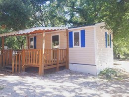 Camping Pas Cher vous présente avec son site Officiel campingpascher.fr, le Camping La Buissière classé 3 étoiles, situé sur la commune de Barjac dans le département Gard (Languedoc Roussillon) en France. Le camping La Buissière, vous présente un hébergement de type mobil-home de 26 m² avec climatisation et télévision. Le camping La Buissière vous propose du vendredi 03 avril au vendredi 10 avril 2026, en promotion à -15% pour 7 nuits à 238 € au lieu de 280,0 € soit une Économie de 42 €. Cette location propose 107 dates différentes pour réserver votre séjour. Découvrez également les 6 autres gammes d'hébergements du camping. Les Avis clients pour le Camping La Buissière sont excellents avec une note moyenne de 8 sur 10. Rivière, Parc aquatique, Piscine extérieure, Animations familiales, Club enfants, Aire de jeux enfants, Canoë-kayak, Canyoning, Ping-pong, Pétanque, Randonnée, Structure gonflable enfants, Snack/Bar, Épicerie,... En savoir plus : cliquez-ICI.