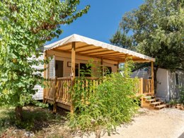 Camping Pas Cher vous présente avec son site Officiel campingpascher.fr, le Camping La Buissière classé 3 étoiles, situé sur la commune de Barjac dans le département Gard (Languedoc Roussillon) en France. Le camping La Buissière, vous présente un hébergement de type mobil-home de 28 m² avec climatisation et télévision. Le camping La Buissière vous propose du vendredi 03 avril au vendredi 10 avril 2026, en promotion à -15% pour 7 nuits à 273,70 € au lieu de 322,0 € soit une Économie de 48,30 €. Cette location propose 125 dates différentes pour réserver votre séjour. Découvrez également les 6 autres gammes d'hébergements du camping. Les Avis clients pour le Camping La Buissière sont excellents avec une note moyenne de 8 sur 10. Rivière, Parc aquatique, Piscine extérieure, Animations familiales, Club enfants, Aire de jeux enfants, Canoë-kayak, Canyoning, Ping-pong, Pétanque, Randonnée, Structure gonflable enfants, Snack/Bar, Épicerie,... En savoir plus : cliquez-ICI.