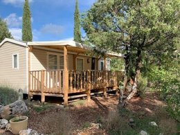 Camping Pas Cher vous présente avec son site Officiel campingpascher.fr, le Camping La Buissière classé 3 étoiles, situé sur la commune de Barjac dans le département Gard (Languedoc Roussillon) en France. Le camping La Buissière, vous présente un hébergement de type mobil-home de 26 m² avec climatisation et télévision. Le camping La Buissière vous propose du vendredi 03 avril au vendredi 10 avril 2026, en promotion à -15% pour 7 nuits à 238 € au lieu de 280,0 € soit une Économie de 42 €. Cette location propose 107 dates différentes pour réserver votre séjour. Découvrez également les 6 autres gammes d'hébergements du camping. Les Avis clients pour le Camping La Buissière sont excellents avec une note moyenne de 8 sur 10. Rivière, Parc aquatique, Piscine extérieure, Animations familiales, Club enfants, Aire de jeux enfants, Canoë-kayak, Canyoning, Ping-pong, Pétanque, Randonnée, Structure gonflable enfants, Snack/Bar, Épicerie,... En savoir plus : cliquez-ICI.