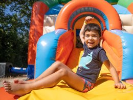 Camping Pas Cher vous présente avec son site Officiel campingpascher.fr, le Camping La Buissière classé 3 étoiles, situé sur la commune de Barjac dans le département Gard (Languedoc Roussillon) en France. Le camping La Buissière, vous présente un hébergement de type tente de 20 m² pour 2 personnes. Le camping La Buissière vous propose du vendredi 03 avril au vendredi 10 avril 2026, en promotion à -14% pour 7 nuits à 190,40 € au lieu de 224,0 € soit une Économie de 33,60 €. Cette location propose 120 dates différentes pour réserver votre séjour. Découvrez également les 6 autres gammes d'hébergements du camping. Les Avis clients pour le Camping La Buissière sont excellents avec une note moyenne de 8 sur 10. Rivière, Parc aquatique, Piscine extérieure, Animations familiales, Club enfants, Aire de jeux enfants, Canoë-kayak, Canyoning, Ping-pong, Pétanque, Randonnée, Structure gonflable enfants, Snack/Bar, Épicerie,... En savoir plus : cliquez-ICI.