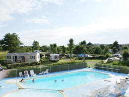Camping Pas Cher vous présente avec son site Officiel campingpascher.fr, le Camping La Gerfleur classé 3 étoiles, situé sur la commune de Barneville Carteret dans le département Manche (Basse Normandie) en France. Le camping La Gerfleur, vous présente un hébergement de type mobil-home. Le camping La Gerfleur vous propose du mardi 15 septembre au mardi 22 septembre 2026 pour 7 nuits à 360€. Cette location propose 9 dates différentes pour réserver votre séjour. Découvrez également les 1 autres gammes d'hébergements du camping. Les Avis clients pour le Camping La Gerfleur sont excellents avec une note moyenne de 8 sur 10. Piscine chauffée, Piscine extérieure, Aire de jeux enfants, Baby-foot, Centre équestre, Court de tennis, Golf, Ping-pong, Piscine, Pétanque, Bar, Snack/Bar,... En savoir plus : cliquez-ICI.