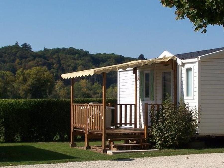 Camping Pas Cher vous présente avec son site Officiel campingpascher.fr, le Camping Les Rioms classé 2 étoiles, situé sur la commune de Barrou dans le département Indre-et-loire (Centre Val De Loire) en France. Le camping Les Rioms, vous présente un hébergement de type mobil-home de 22 m². Le camping Les Rioms vous propose du sam. 06 juin au sam. 13 juin 2026 pour 7 nuits à 285€. Cette location propose 25 dates différentes pour réserver votre séjour. Découvrez également les 3 autres gammes d'hébergements du camping. Les Avis clients pour le Camping Les Rioms sont excellents avec une note moyenne de 8 sur 10. Piscine chauffée, Piscine extérieure, Aire de jeux enfants, Canoë-kayak, Golf, Ping-pong, Pétanque, Randonnée, Station-service, Supermarché,... En savoir plus : cliquez-ICI.