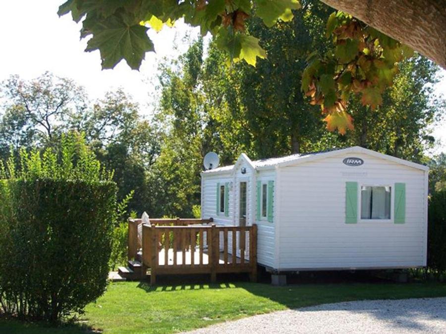 Camping Pas Cher vous présente avec son site Officiel campingpascher.fr, le Camping Les Rioms classé 2 étoiles, situé sur la commune de Barrou dans le département Indre-et-loire (Centre Val De Loire) en France. Le camping Les Rioms vous propose un hébergement de type mobil-home de 27 m². L'établissement vous propose 2 autres types d'hébergements. Découvrez tous nos séjours à petits prix dans la commune et aux alentours de Barrou du département : Indre-et-loire (Centre Val De Loire). Les Avis clients pour le Camping Les Rioms sont de 6 sur 10. Piscine chauffée, Piscine extérieure, Aire de jeux enfants, Canoë-kayak, Golf, Ping-pong, Pétanque, Randonnée, Station-service, Supermarché,... En savoir plus : cliquez-ICI.