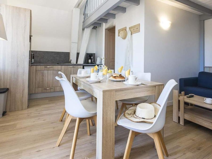 Camping Pas Cher vous présente avec son site Officiel campingpascher.fr, la Résidence Odalys Référence Valentin Plage, située sur la commune de Batz Sur Mer dans le département Loire-atlantique (Pays De La Loire) en France. La résidence Odalys Référence Valentin Plage, vous présente un hébergement de type studio de 25 m² pour 2 personnes et télévision. La résidence Odalys Référence Valentin Plage vous proposeun séjour PAS CHER avec une REMISEdu sam. 04 juillet au sam. 11 juillet 2026, en promotion à -40% pour 7 nuits à 683,40 € au lieu de 1139,0 € soit une Économie de 455,60 €. Cette location propose 38 dates différentes pour réserver votre séjour. Découvrez également les 8 autres gammes d'hébergements de la résidence. Les Avis clients pour la Résidence Odalys Référence Valentin Plage sont excellents avec une note moyenne de 8 sur 10. Mer, Piscine chauffée, Piscine extérieure, Centre équestre, Pétanque, Terrain multisports,... En savoir plus : cliquez-ICI.