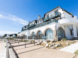 Camping Pas Cher vous présente avec son site Officiel campingpascher.fr, la Résidence Odalys Référence Valentin Plage, située sur la commune de Batz Sur Mer dans le département Loire-atlantique (Pays De La Loire) en France. La résidence Odalys Référence Valentin Plage, vous présente un hébergement de type studio de 25 m² pour 2 personnes et télévision. La résidence Odalys Référence Valentin Plage vous proposeun séjour PAS CHER avec une REMISEdu sam. 04 juillet au sam. 11 juillet 2026, en promotion à -30% pour 7 nuits à 895,30 € au lieu de 1279,0 € soit une Économie de 383,70 €. Cette location propose 36 dates différentes pour réserver votre séjour. Découvrez également les 8 autres gammes d'hébergements de la résidence. Les Avis clients pour la Résidence Odalys Référence Valentin Plage sont excellents avec une note moyenne de 8 sur 10. Mer, Piscine chauffée, Piscine extérieure, Centre équestre, Pétanque, Terrain multisports,... En savoir plus : cliquez-ICI.