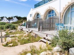 Camping Pas Cher vous présente avec son site Officiel campingpascher.fr, la Résidence Odalys Référence Valentin Plage, située sur la commune de Batz Sur Mer dans le département Loire-atlantique (Pays De La Loire) en France. La résidence Odalys Référence Valentin Plage vous propose un hébergement de type studio de 20 m² (télévision). Cet hébergement propose plus de 45 dates différentes pour réserver ! Pour dévouvrir la période la moins chère, consultez la rubrique 'Tarifs' et sélectionnez votre mois de départ. L'établissement vous propose 8 autres types d'hébergements. Découvrez tous nos séjours à petits prix dans la commune et aux alentours de Batz Sur Mer du département : Loire-atlantique (Pays De La Loire). Les Avis clients pour la Résidence Odalys Référence Valentin Plage sont excellents avec une note moyenne de 8 sur 10. Mer, Piscine chauffée, Piscine extérieure, Centre équestre, Pétanque, Terrain multisports,... En savoir plus : cliquez-ICI.