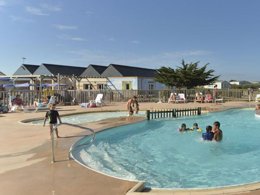 Camping Pas Cher vous présente avec son site Officiel campingpascher.fr, le Camping Flower Les Paludiers classé 4 étoiles, situé sur la commune de Batz Sur Mer dans le département Loire-atlantique (Pays De La Loire) en France. Le camping Flower Les Paludiers, vous présente un hébergement de type mobil-home de 29 m² avec climatisation et télévision. Le camping Flower Les Paludiers vous propose du vendredi 11 septembre au vendredi 18 septembre 2026 pour 7 nuits à 606€. Cette location propose 76 dates différentes pour réserver votre séjour. Découvrez également les 10 autres gammes d'hébergements du camping. Les Avis clients pour le Camping Flower Les Paludiers sont de 7 sur 10. Mer, Piscine couverte, Piscine extérieure, Animations familiales, Club enfants, Aire de jeux enfants, Centre équestre, Court de tennis, Jet-ski, Parcours sportif, Ping-pong, Planche à voile, Plongée, Pétanque, Salle de jeux vidéo, Ski nautique, Structure gonflable enfants, Surf, Voile, kiteSurf, Bar, Boulangerie, Dépôt de pain, Snack/Bar, Supermarché, Épicerie,... En savoir plus : cliquez-ICI.