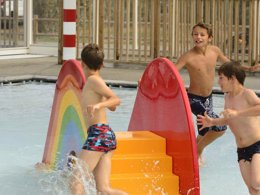 Camping Pas Cher vous présente avec son site Officiel campingpascher.fr, le Camping Flower Les Paludiers classé 4 étoiles, situé sur la commune de Batz Sur Mer dans le département Loire-atlantique (Pays De La Loire) en France. Le camping Flower Les Paludiers, vous présente un hébergement de type bungalow toilé de 23 m² pour 2 personnes. Le camping Flower Les Paludiers vous propose du sam. 02 mai au sam. 09 mai 2026 pour 7 nuits à 351€. Cette location propose 69 dates différentes pour réserver votre séjour. Découvrez également les 10 autres gammes d'hébergements du camping. Les Avis clients pour le Camping Flower Les Paludiers sont de 7 sur 10. Mer, Piscine couverte, Piscine extérieure, Animations familiales, Club enfants, Aire de jeux enfants, Centre équestre, Court de tennis, Jet-ski, Parcours sportif, Ping-pong, Planche à voile, Plongée, Pétanque, Salle de jeux vidéo, Ski nautique, Structure gonflable enfants, Surf, Voile, kiteSurf, Bar, Boulangerie, Dépôt de pain, Snack/Bar, Supermarché, Épicerie,... En savoir plus : cliquez-ICI.