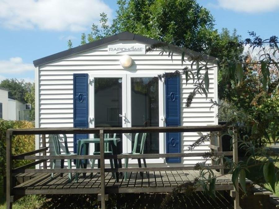 Camping Pas Cher vous présente avec son site Officiel campingpascher.fr, le Camping Les O Kiri classé 3 étoiles, situé sur la commune de Baudreix dans le département Pyrénées-atlantiques (Aquitaine) en France. Le camping Les O Kiri, vous présente un hébergement de type mobil-home de 24 m². Le camping Les O Kiri vous propose du sam. 29 août au sam. 05 septembre 2026 pour 7 nuits à 365€. Cette location propose 29 dates différentes pour réserver votre séjour. Découvrez également les 6 autres gammes d'hébergements du camping. Les Avis clients pour le Camping Les O Kiri sont excellents avec une note moyenne de 8 sur 10. Lac, Aire de jeux enfants, Centre équestre, Court de tennis, Golf, Ping-pong, Ski nautique, Terrain de football, Bar, Brasserie, Dépôt de pain, Plats à emporter,... En savoir plus : cliquez-ICI.