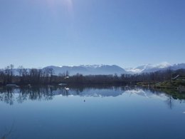 Camping Pas Cher vous présente avec son site Officiel campingpascher.fr, le Camping Les O Kiri classé 3 étoiles, situé sur la commune de Baudreix dans le département Pyrénées-atlantiques (Aquitaine) en France. Le camping Les O Kiri vous propose un hébergement de type chalet de 38 m² pour 7 personnes. L'établissement vous propose 6 autres types d'hébergements. Découvrez tous nos séjours à petits prix dans la commune et aux alentours de Baudreix du département : Pyrénées-atlantiques (Aquitaine). Les Avis clients pour le Camping Les O Kiri sont excellents avec une note moyenne de 8 sur 10. Lac, Aire de jeux enfants, Centre équestre, Court de tennis, Golf, Ping-pong, Ski nautique, Terrain de football, Bar, Brasserie, Dépôt de pain, Plats à emporter,... En savoir plus : cliquez-ICI.