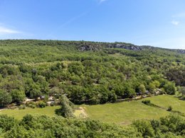 Camping Pas Cher vous présente avec son site Officiel campingpascher.fr, le Camping Le Clos De Barbey classé 3 étoiles, situé sur la commune de Bauduen dans le département Var (Provence Alpes Côte D'azur) en France. Le camping Le Clos De Barbey vous propose un hébergement de type mobil-home de 30 m² pour 1 personne avec climatisation (télévision). L'établissement vous propose 7 autres types d'hébergements. Découvrez tous nos séjours à petits prix dans la commune et aux alentours de Bauduen du département : Var (Provence Alpes Côte D'azur). Les Avis clients pour le Camping Le Clos De Barbey sont excellents avec une note moyenne de 9 sur 10. Piscine extérieure, Club ados, Club enfants, Baby-foot, Ping-pong, Pétanque, Randonnée, Terrain multisports, Restaurant, Supermarché, Épicerie,... En savoir plus : cliquez-ICI.