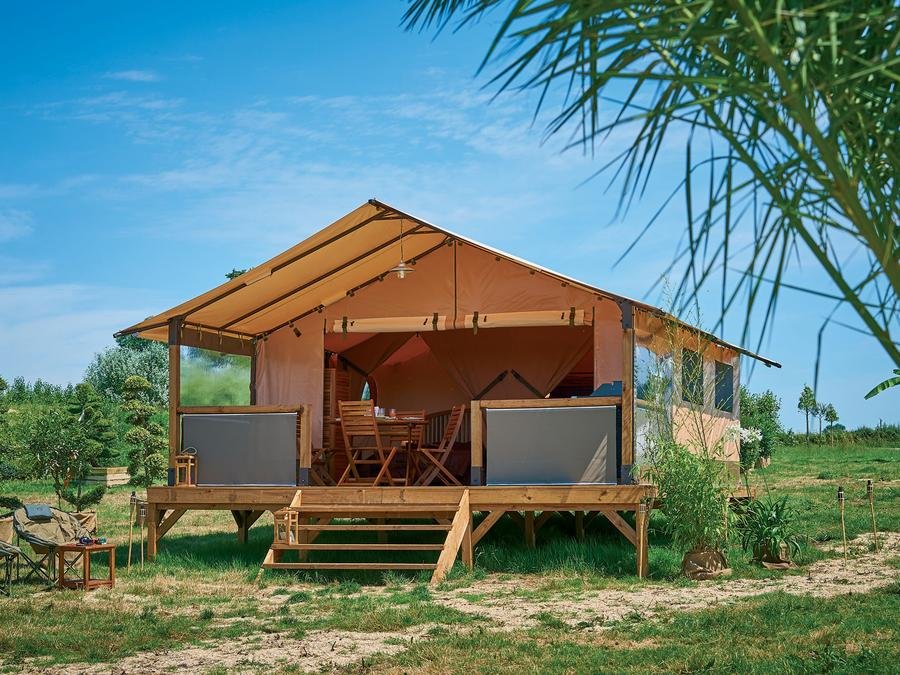 Camping Pas Cher vous présente avec son site Officiel campingpascher.fr, le Camping Le Chêne Du Lac classé 3 étoiles, situé sur la commune de Bayas dans le département Gironde (Aquitaine) en France. Le camping Le Chêne Du Lac vous propose un hébergement de type appartement de 12 m². L'établissement vous propose 7 autres types d'hébergements. Découvrez tous nos séjours à petits prix dans la commune et aux alentours de Bayas du département : Gironde (Aquitaine). Les Avis clients pour le Camping Le Chêne Du Lac sont excellents avec une note moyenne de 8 sur 10. Étang, Animation enfants, Animations familiales, Aire de jeux enfants, Baby-foot, Canoë-kayak, Centre équestre, Cyclisme, Paddle, Ping-pong, Piscine, Pédalo, Pétanque, Randonnée, Structure gonflable enfants, Terrain de football, Terrain de volley-ball, Bar, Dépôt de pain, Snack/Bar, Épicerie,... En savoir plus : cliquez-ICI.