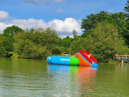 Camping Pas Cher vous présente avec son site Officiel campingpascher.fr, le Camping Le Chêne Du Lac classé 3 étoiles, situé sur la commune de Bayas dans le département Gironde (Aquitaine) en France. Le camping Le Chêne Du Lac, vous présente un hébergement de type mobil-home de 15 m² et télévision. Le camping Le Chêne Du Lac vous propose du vendredi 05 juin au vendredi 12 juin 2026 avec un DÉPART DEMAIN pour 7 nuits à 242€. Cette location propose 79 dates différentes pour réserver votre séjour. Découvrez également les 7 autres gammes d'hébergements du camping. Les Avis clients pour le Camping Le Chêne Du Lac sont excellents avec une note moyenne de 8 sur 10. Étang, Animation enfants, Animations familiales, Aire de jeux enfants, Baby-foot, Canoë-kayak, Centre équestre, Cyclisme, Paddle, Ping-pong, Piscine, Pédalo, Pétanque, Randonnée, Structure gonflable enfants, Terrain de football, Terrain de volley-ball, Bar, Dépôt de pain, Snack/Bar, Épicerie,... En savoir plus : cliquez-ICI.