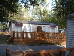 Camping Pas Cher vous présente avec son site Officiel campingpascher.fr, le Camping Le Chêne Du Lac classé 3 étoiles, situé sur la commune de Bayas dans le département Gironde (Aquitaine) en France. Le camping Le Chêne Du Lac, vous présente un hébergement de type mobil-home de 15 m² et télévision. Le camping Le Chêne Du Lac vous propose du mercredi 01 avril au mercredi 08 avril 2026 pour 7 nuits à 242€. Cette location propose 174 dates différentes pour réserver votre séjour. Découvrez également les 7 autres gammes d'hébergements du camping. Les Avis clients pour le Camping Le Chêne Du Lac sont excellents avec une note moyenne de 8 sur 10. Étang, Animation enfants, Animations familiales, Aire de jeux enfants, Baby-foot, Canoë-kayak, Centre équestre, Cyclisme, Paddle, Ping-pong, Piscine, Pédalo, Pétanque, Randonnée, Structure gonflable enfants, Terrain de football, Terrain de volley-ball, Bar, Dépôt de pain, Snack/Bar, Épicerie,... En savoir plus : cliquez-ICI.