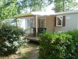 Camping Pas Cher vous présente avec son site Officiel campingpascher.fr, le Camping Le Chêne Du Lac classé 3 étoiles, situé sur la commune de Bayas dans le département Gironde (Aquitaine) en France. Le camping Le Chêne Du Lac, vous présente un hébergement de type mobil-home de 27 m² et télévision. Le camping Le Chêne Du Lac vous propose du mercredi 01 avril au mercredi 08 avril 2026 pour 7 nuits à 319€. Cette location propose 165 dates différentes pour réserver votre séjour. Découvrez également les 7 autres gammes d'hébergements du camping. Les Avis clients pour le Camping Le Chêne Du Lac sont excellents avec une note moyenne de 8 sur 10. Étang, Animation enfants, Animations familiales, Aire de jeux enfants, Baby-foot, Canoë-kayak, Centre équestre, Cyclisme, Paddle, Ping-pong, Piscine, Pédalo, Pétanque, Randonnée, Structure gonflable enfants, Terrain de football, Terrain de volley-ball, Bar, Dépôt de pain, Snack/Bar, Épicerie,... En savoir plus : cliquez-ICI.