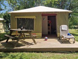 Camping Pas Cher vous présente avec son site Officiel campingpascher.fr, le Camping Le Chêne Du Lac classé 3 étoiles, situé sur la commune de Bayas dans le département Gironde (Aquitaine) en France. Le camping Le Chêne Du Lac, vous présente un hébergement de type bungalow toilé et télévision. Le camping Le Chêne Du Lac vous propose du mercredi 01 avril au mercredi 08 avril 2026 pour 7 nuits à 308€. Cette location propose 192 dates différentes pour réserver votre séjour. Découvrez également les 7 autres gammes d'hébergements du camping. Les Avis clients pour le Camping Le Chêne Du Lac sont excellents avec une note moyenne de 8 sur 10. Étang, Animation enfants, Animations familiales, Aire de jeux enfants, Baby-foot, Canoë-kayak, Centre équestre, Cyclisme, Paddle, Ping-pong, Piscine, Pédalo, Pétanque, Randonnée, Structure gonflable enfants, Terrain de football, Terrain de volley-ball, Bar, Dépôt de pain, Snack/Bar, Épicerie,... En savoir plus : cliquez-ICI.