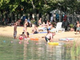 Camping Pas Cher vous présente avec son site Officiel campingpascher.fr, le Camping Le Chêne Du Lac classé 3 étoiles, situé sur la commune de Bayas dans le département Gironde (Aquitaine) en France. Le camping Le Chêne Du Lac, vous présente un hébergement de type appartement de 12 m². Le camping Le Chêne Du Lac vous propose du mercredi 01 avril au mercredi 08 avril 2026 pour 7 nuits à 287.1€. Cette location propose 165 dates différentes pour réserver votre séjour. Découvrez également les 7 autres gammes d'hébergements du camping. Les Avis clients pour le Camping Le Chêne Du Lac sont excellents avec une note moyenne de 8 sur 10. Étang, Animation enfants, Animations familiales, Aire de jeux enfants, Baby-foot, Canoë-kayak, Centre équestre, Cyclisme, Paddle, Ping-pong, Piscine, Pédalo, Pétanque, Randonnée, Structure gonflable enfants, Terrain de football, Terrain de volley-ball, Bar, Dépôt de pain, Snack/Bar, Épicerie,... En savoir plus : cliquez-ICI.