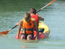 Camping Pas Cher vous présente avec son site Officiel campingpascher.fr, le Camping Le Chêne Du Lac classé 3 étoiles, situé sur la commune de Bayas dans le département Gironde (Aquitaine) en France. Le camping Le Chêne Du Lac, vous présente un hébergement de type mobil-home de 28 m² pour 4 personnes et télévision. Le camping Le Chêne Du Lac vous propose du mercredi 01 avril au mercredi 08 avril 2026 pour 7 nuits à 415.8€. Cette location propose 174 dates différentes pour réserver votre séjour. Découvrez également les 7 autres gammes d'hébergements du camping. Les Avis clients pour le Camping Le Chêne Du Lac sont excellents avec une note moyenne de 8 sur 10. Étang, Animation enfants, Animations familiales, Aire de jeux enfants, Baby-foot, Canoë-kayak, Centre équestre, Cyclisme, Paddle, Ping-pong, Piscine, Pédalo, Pétanque, Randonnée, Structure gonflable enfants, Terrain de football, Terrain de volley-ball, Bar, Dépôt de pain, Snack/Bar, Épicerie,... En savoir plus : cliquez-ICI.