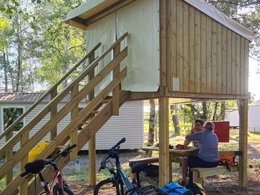 Camping Pas Cher vous présente avec son site Officiel campingpascher.fr, le Camping Le Chêne Du Lac classé 3 étoiles, situé sur la commune de Bayas dans le département Gironde (Aquitaine) en France. Le camping Le Chêne Du Lac, vous présente un hébergement de type mobil-home de 27 m² et télévision. Le camping Le Chêne Du Lac vous propose du mercredi 01 avril au mercredi 08 avril 2026 pour 7 nuits à 319€. Cette location propose 165 dates différentes pour réserver votre séjour. Découvrez également les 7 autres gammes d'hébergements du camping. Les Avis clients pour le Camping Le Chêne Du Lac sont excellents avec une note moyenne de 8 sur 10. Étang, Animation enfants, Animations familiales, Aire de jeux enfants, Baby-foot, Canoë-kayak, Centre équestre, Cyclisme, Paddle, Ping-pong, Piscine, Pédalo, Pétanque, Randonnée, Structure gonflable enfants, Terrain de football, Terrain de volley-ball, Bar, Dépôt de pain, Snack/Bar, Épicerie,... En savoir plus : cliquez-ICI.