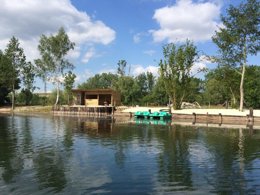 Camping Pas Cher vous présente avec son site Officiel campingpascher.fr, le Camping Domaine Du Lieu Dieu, situé sur la commune de Beauchamps dans le département Somme (Picardie) en France. Le camping Domaine Du Lieu Dieu, vous présente un hébergement de type maison de 300 m². Le camping Domaine Du Lieu Dieu vous propose du lundi 05 janvier au lundi 12 janvier 2026, en promotion à -18% pour 7 nuits à 1120 € au lieu de 1370,0 € soit une Économie de 250 €. Cette location propose 35 dates différentes pour réserver votre séjour. Découvrez également les 9 autres gammes d'hébergements du camping. Les Avis clients pour le Camping Domaine Du Lieu Dieu sont excellents avec une note moyenne de 8 sur 10. Animation enfants, Aire de jeux enfants, Canoë-kayak, Centre équestre, Cyclisme, Pétanque, Randonnée, Salle de jeux vidéo, Terrain de volley-ball, Voile, Bar, Snack/Bar,... En savoir plus : cliquez-ICI.