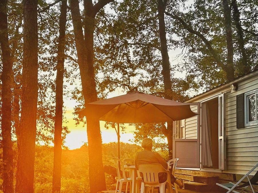 Camping Pas Cher vous présente avec son site Officiel campingpascher.fr, le Camping Ushuaia Villages La Colombière classé 3 étoiles, situé sur la commune de Beaumont Du Perigord dans le département Dordogne (Aquitaine) en France. Le camping Ushuaia Villages La Colombière, vous présente un hébergement de type mobil-home de 24 m² pour 4 personnes et télévision. Le camping Ushuaia Villages La Colombière vous propose du sam. 06 juin au sam. 13 juin 2026 pour 7 nuits à 189€. Cette location propose 13 dates différentes pour réserver votre séjour. Découvrez également les 4 autres gammes d'hébergements du camping. Les Avis clients pour le Camping Ushuaia Villages La Colombière sont excellents avec une note moyenne de 8 sur 10. LacRivière, Piscine chauffée, Piscine extérieure, Animation ados, Animation enfants, Animations familiales, Aire de jeux enfants, Canoë-kayak, Court de tennis, Cyclisme, Ping-pong, Piscine, Pétanque, Randonnée, Salle de jeux vidéo, Ski nautique, Terrain de football, Terrain multisports, Tir à l’arc, Trampoline, Bar, Boulangerie, Bureau de tabac, Créperie, Dépôt de pain, Pizzeria, Restaurant, Snack/Bar, Station-service, Supermarché, Épicerie,... En savoir plus : cliquez-ICI.