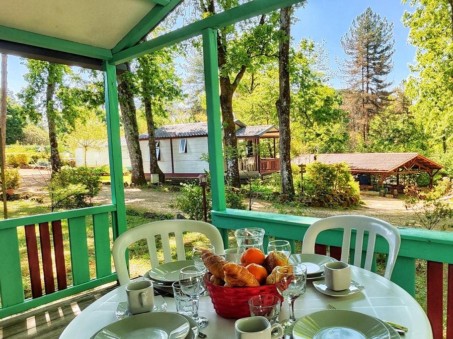 Camping Pas Cher vous présente avec son site Officiel campingpascher.fr, le Camping Ushuaia Villages La Colombière classé 3 étoiles, situé sur la commune de Beaumont Du Perigord dans le département Dordogne (Aquitaine) en France. Le camping Ushuaia Villages La Colombière, vous présente un hébergement de type chalet de 33 m² pour 2 personnes et télévision. Le camping Ushuaia Villages La Colombière vous propose du jeudi 04 juin au jeudi 11 juin 2026 avec un DÉPART DEMAIN pour 7 nuits à 249€. Cette location propose 35 dates différentes pour réserver votre séjour. Découvrez également les 4 autres gammes d'hébergements du camping. Les Avis clients pour le Camping Ushuaia Villages La Colombière sont excellents avec une note moyenne de 8 sur 10. LacRivière, Piscine chauffée, Piscine extérieure, Animation ados, Animation enfants, Animations familiales, Aire de jeux enfants, Canoë-kayak, Court de tennis, Cyclisme, Ping-pong, Piscine, Pétanque, Randonnée, Salle de jeux vidéo, Ski nautique, Terrain de football, Terrain multisports, Tir à l’arc, Trampoline, Bar, Boulangerie, Bureau de tabac, Créperie, Dépôt de pain, Pizzeria, Restaurant, Snack/Bar, Station-service, Supermarché, Épicerie,... En savoir plus : cliquez-ICI.
