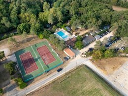 Camping Pas Cher vous présente avec son site Officiel campingpascher.fr, le Camping Ushuaia Villages La Colombière classé 3 étoiles, situé sur la commune de Beaumont Du Perigord dans le département Dordogne (Aquitaine) en France. Le camping Ushuaia Villages La Colombière, vous présente un hébergement de type mobil-home de 24 m² pour 4 personnes et télévision. Le camping Ushuaia Villages La Colombière vous propose du sam. 06 juin au sam. 13 juin 2026 pour 7 nuits à 189€. Cette location propose 13 dates différentes pour réserver votre séjour. Découvrez également les 4 autres gammes d'hébergements du camping. Les Avis clients pour le Camping Ushuaia Villages La Colombière sont excellents avec une note moyenne de 8 sur 10. LacRivière, Piscine chauffée, Piscine extérieure, Animation ados, Animation enfants, Animations familiales, Aire de jeux enfants, Canoë-kayak, Court de tennis, Cyclisme, Ping-pong, Piscine, Pétanque, Randonnée, Salle de jeux vidéo, Ski nautique, Terrain de football, Terrain multisports, Tir à l’arc, Trampoline, Bar, Boulangerie, Bureau de tabac, Créperie, Dépôt de pain, Pizzeria, Restaurant, Snack/Bar, Station-service, Supermarché, Épicerie,... En savoir plus : cliquez-ICI.