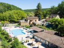 Camping Pas Cher vous présente avec son site Officiel campingpascher.fr, le Camping Le Moulin De Surier classé 4 étoiles, situé sur la commune de Beaumont Du Perigord dans le département Dordogne (Aquitaine) en France. Le camping Le Moulin De Surier, vous présente un hébergement de type lodge de 40 m² pour 2 personnes. Le camping Le Moulin De Surier vous propose du vendredi 11 septembre au vendredi 18 septembre 2026 pour 7 nuits à 405€. Cette location propose 44 dates différentes pour réserver votre séjour. Découvrez également les 16 autres gammes d'hébergements du camping. Les Avis clients pour le Camping Le Moulin De Surier sont excellents avec une note moyenne de 8 sur 10. Piscine chauffée, Piscine extérieure, Club ados, Club enfants, Aire de jeux enfants, Baby-foot, Canoë-kayak, Centre équestre, Court de tennis, Golf, Ping-pong, Pétanque, Terrain de badminton, Terrain de beach-volley, Terrain de volley-ball, Terrain multisports, Bar, Dépôt de pain, Pizzeria, Plats à emporter, Snack/Bar, Épicerie,... En savoir plus : cliquez-ICI.