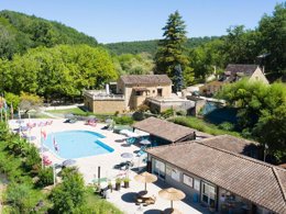 Camping Pas Cher vous présente avec son site Officiel campingpascher.fr, le Camping Le Moulin De Surier classé 4 étoiles, situé sur la commune de Beaumont Du Perigord dans le département Dordogne (Aquitaine) en France. Le camping Le Moulin De Surier, vous présente un hébergement de type lodge de 40 m² pour 2 personnes. Le camping Le Moulin De Surier vous propose du vendredi 11 septembre au vendredi 18 septembre 2026 pour 7 nuits à 405€. Cette location propose 44 dates différentes pour réserver votre séjour. Découvrez également les 16 autres gammes d'hébergements du camping. Les Avis clients pour le Camping Le Moulin De Surier sont excellents avec une note moyenne de 8 sur 10. Piscine chauffée, Piscine extérieure, Club ados, Club enfants, Aire de jeux enfants, Baby-foot, Canoë-kayak, Centre équestre, Court de tennis, Golf, Ping-pong, Pétanque, Terrain de badminton, Terrain de beach-volley, Terrain de volley-ball, Terrain multisports, Bar, Dépôt de pain, Pizzeria, Plats à emporter, Snack/Bar, Épicerie,... En savoir plus : cliquez-ICI.