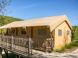 Camping Pas Cher vous présente avec son site Officiel campingpascher.fr, le Camping Maeva Respire Le Moulin De Surier classé 4 étoiles, situé sur la commune de Beaumont Du Perigord dans le département Dordogne (Aquitaine) en France. Le camping Maeva Respire Le Moulin De Surier, vous présente un hébergement de type tente de 60 m² pour 2 personnes. Le camping Maeva Respire Le Moulin De Surier vous propose du sam. 09 mai au sam. 16 mai 2026 pour 7 nuits à 419€. Cette location propose 111 dates différentes pour réserver votre séjour. Découvrez également les 16 autres gammes d'hébergements du camping. Les Avis clients pour le Camping Maeva Respire Le Moulin De Surier sont excellents avec une note moyenne de 8 sur 10. Piscine chauffée, Piscine extérieure, Club ados, Club enfants, Aire de jeux enfants, Baby-foot, Canoë-kayak, Centre équestre, Court de tennis, Golf, Ping-pong, Pétanque, Terrain de badminton, Terrain de beach-volley, Terrain de volley-ball, Terrain multisports, Bar, Dépôt de pain, Pizzeria, Plats à emporter, Snack/Bar, Épicerie,... En savoir plus : cliquez-ICI.