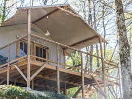 Camping Pas Cher vous présente avec son site Officiel campingpascher.fr, le Camping Maeva Respire Le Moulin De Surier classé 4 étoiles, situé sur la commune de Beaumont Du Perigord dans le département Dordogne (Aquitaine) en France. Le camping Maeva Respire Le Moulin De Surier, vous présente un hébergement de type lodge de 40 m² pour 2 personnes. Le camping Maeva Respire Le Moulin De Surier vous propose du sam. 09 mai au sam. 16 mai 2026 pour 7 nuits à 475€. Cette location propose 118 dates différentes pour réserver votre séjour. Découvrez également les 16 autres gammes d'hébergements du camping. Les Avis clients pour le Camping Maeva Respire Le Moulin De Surier sont excellents avec une note moyenne de 8 sur 10. Piscine chauffée, Piscine extérieure, Club ados, Club enfants, Aire de jeux enfants, Baby-foot, Canoë-kayak, Centre équestre, Court de tennis, Golf, Ping-pong, Pétanque, Terrain de badminton, Terrain de beach-volley, Terrain de volley-ball, Terrain multisports, Bar, Dépôt de pain, Pizzeria, Plats à emporter, Snack/Bar, Épicerie,... En savoir plus : cliquez-ICI.