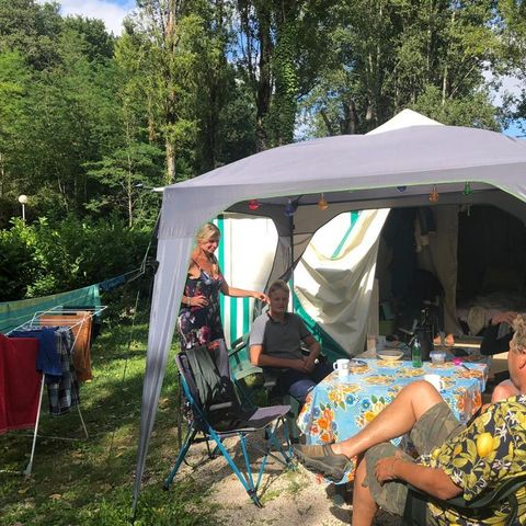 Cliquez pour découvrir toutes les photos de l'HÉBERGEMENT ! bungalow toilé - Les Deux Lacs photo 3